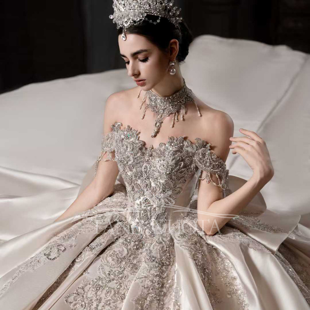 Роскошное розовое бальное плат – обзор и цена Embroidery Roses